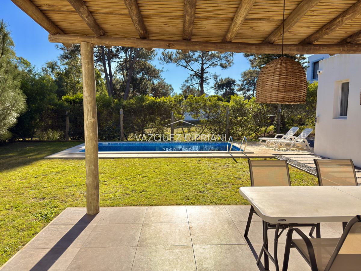 Casa ID.10 - Hermosa Casa de 3 Dormitorios y 2 baños en La Barra 