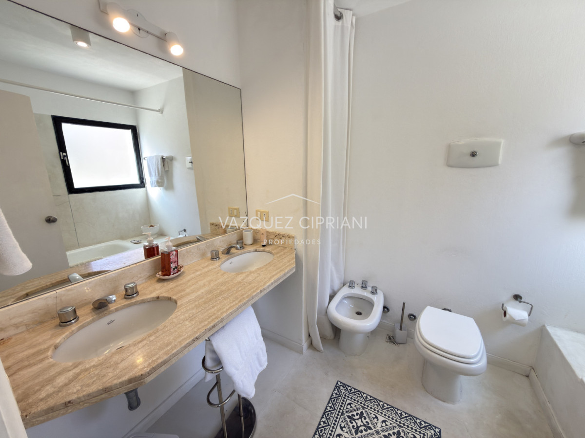 Casa ID.3 - En Venta casa de 4 dormitorios + servicio en Montoya, La Barra