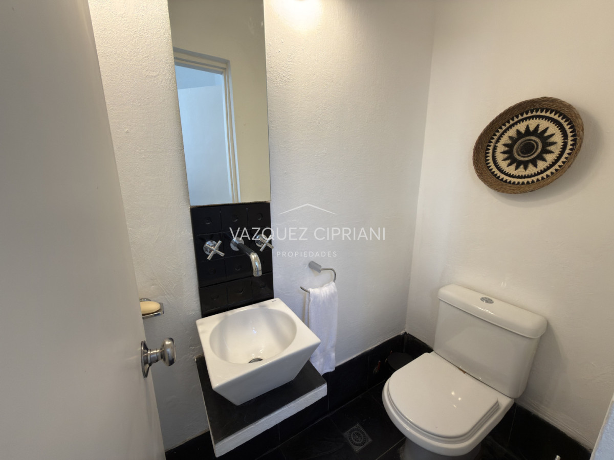 Casa ID.40 - Casa de 3 dormitorios + servicio en Manantiales a la Venta