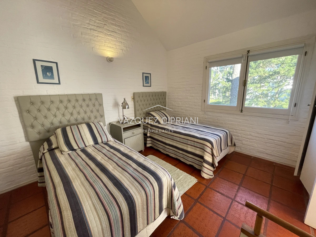 Casa ID.42 - Amplia casa de 4 dormitorios + servicio con Piscina en Montoya en Venta