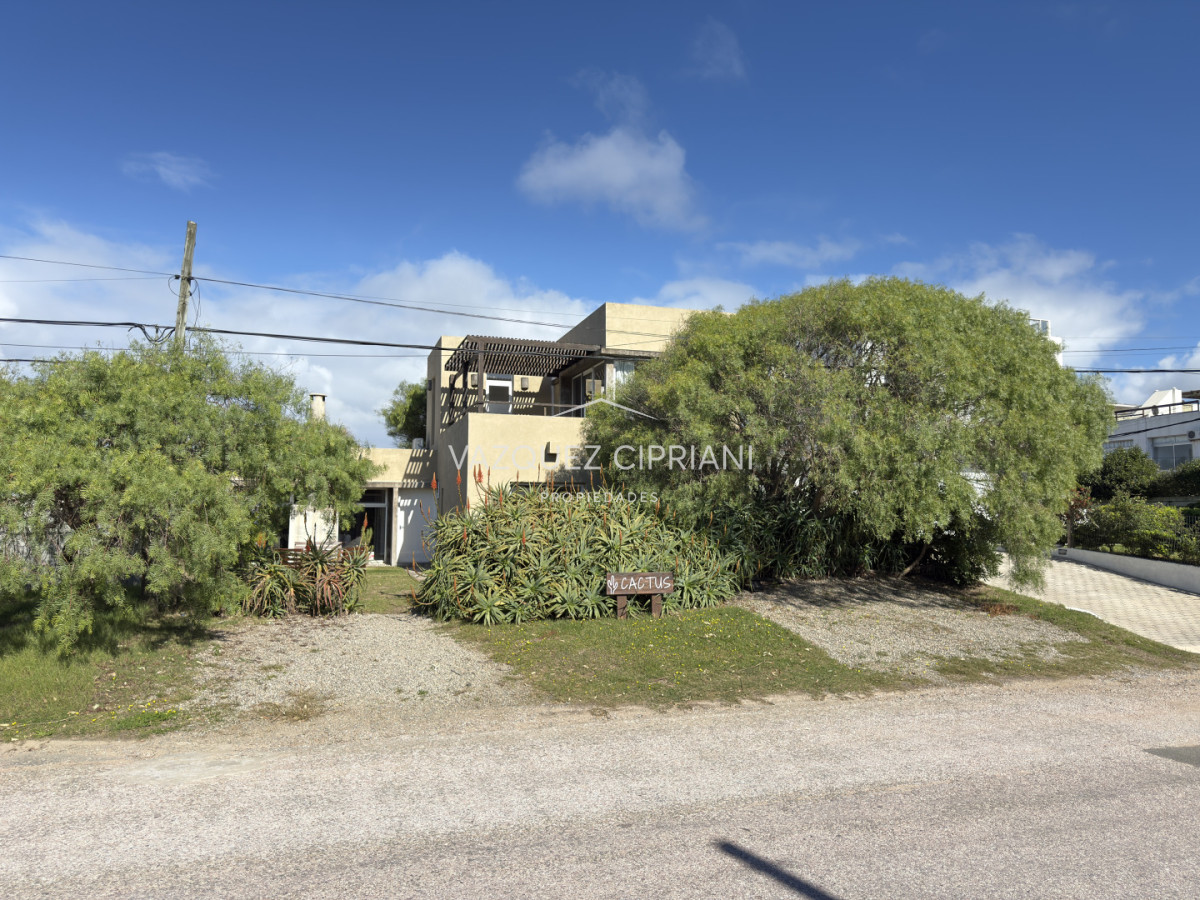 Casa ID.40 - Casa de 3 dormitorios + servicio en Manantiales a la Venta