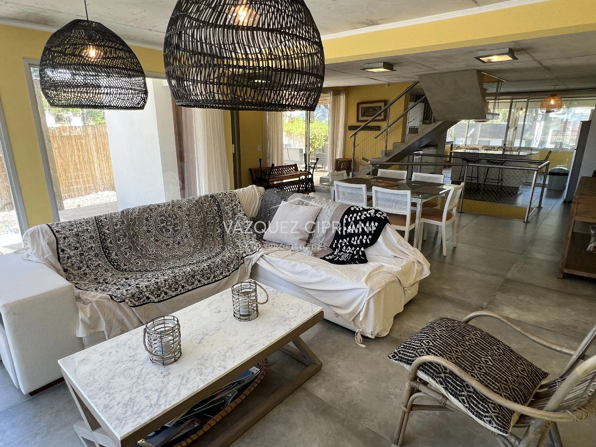 Casa ID.25 - Casa de 4 dormitorios + servicio en Montoya, La Barra en venta