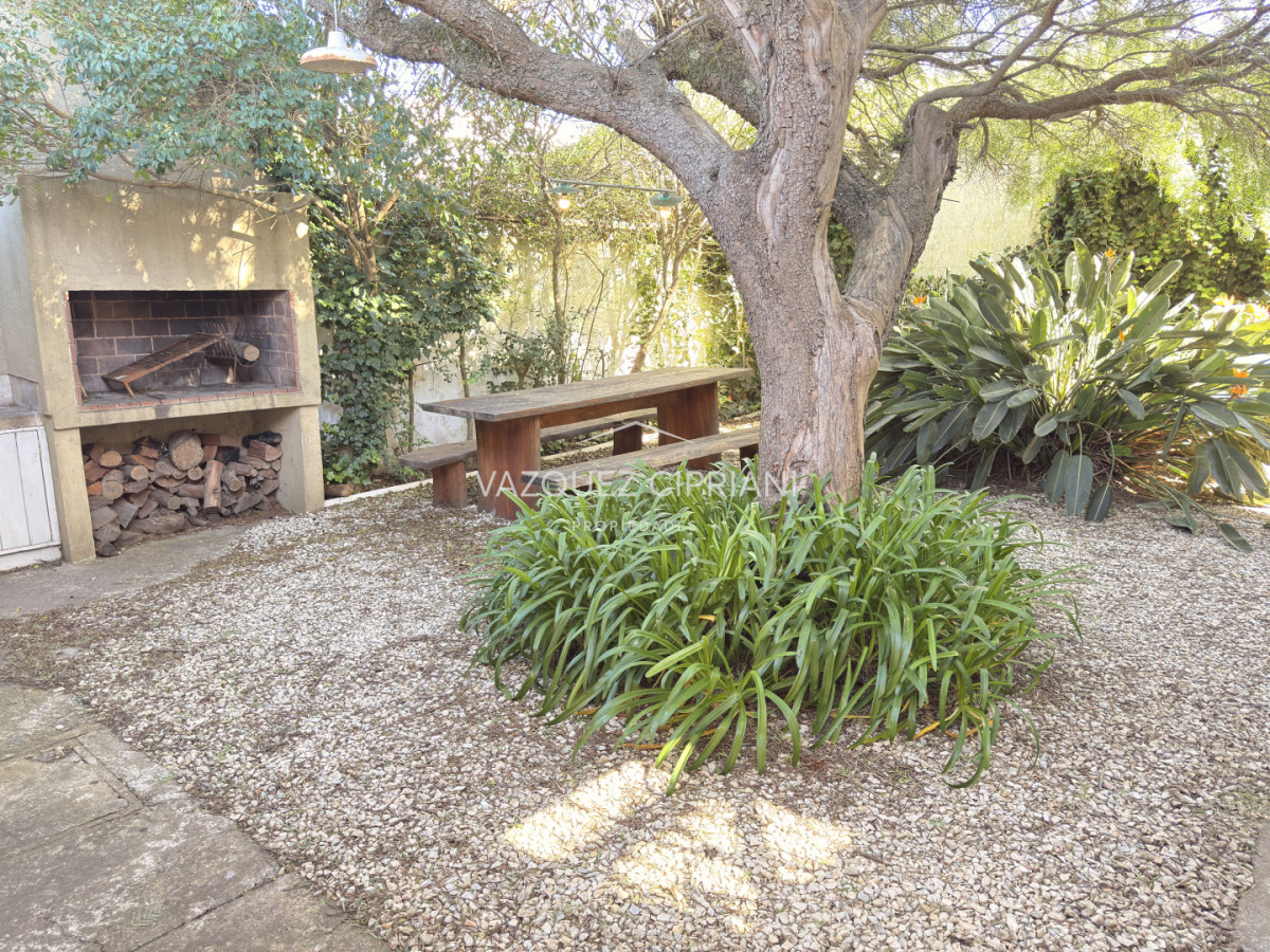 Casa ID.40 - Casa de 3 dormitorios + servicio en Manantiales a la Venta
