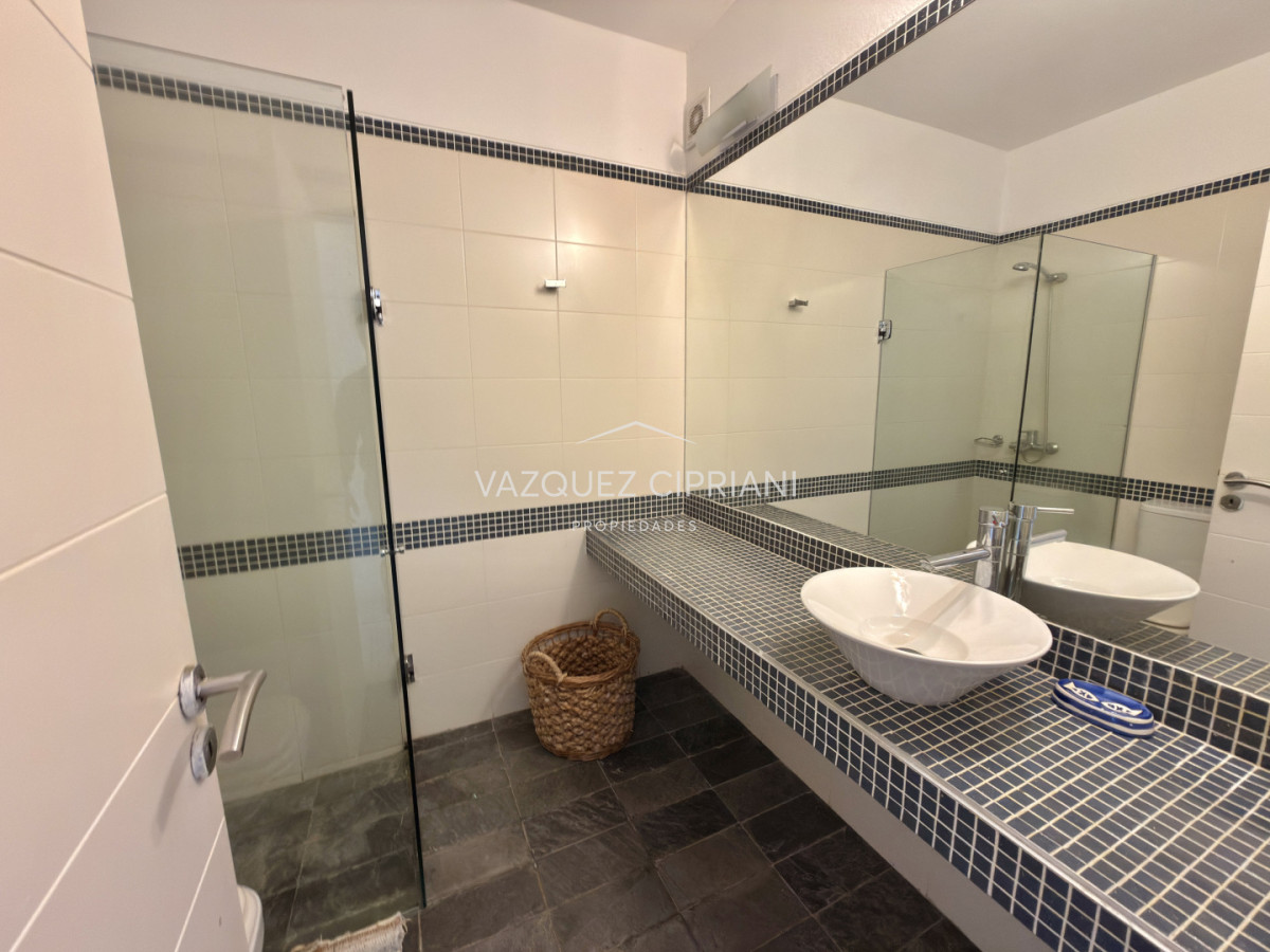 Casa ID.72 - Importante casa de 4 dormitorios en suite + Servicio en Alquiler de Verano en La Barra