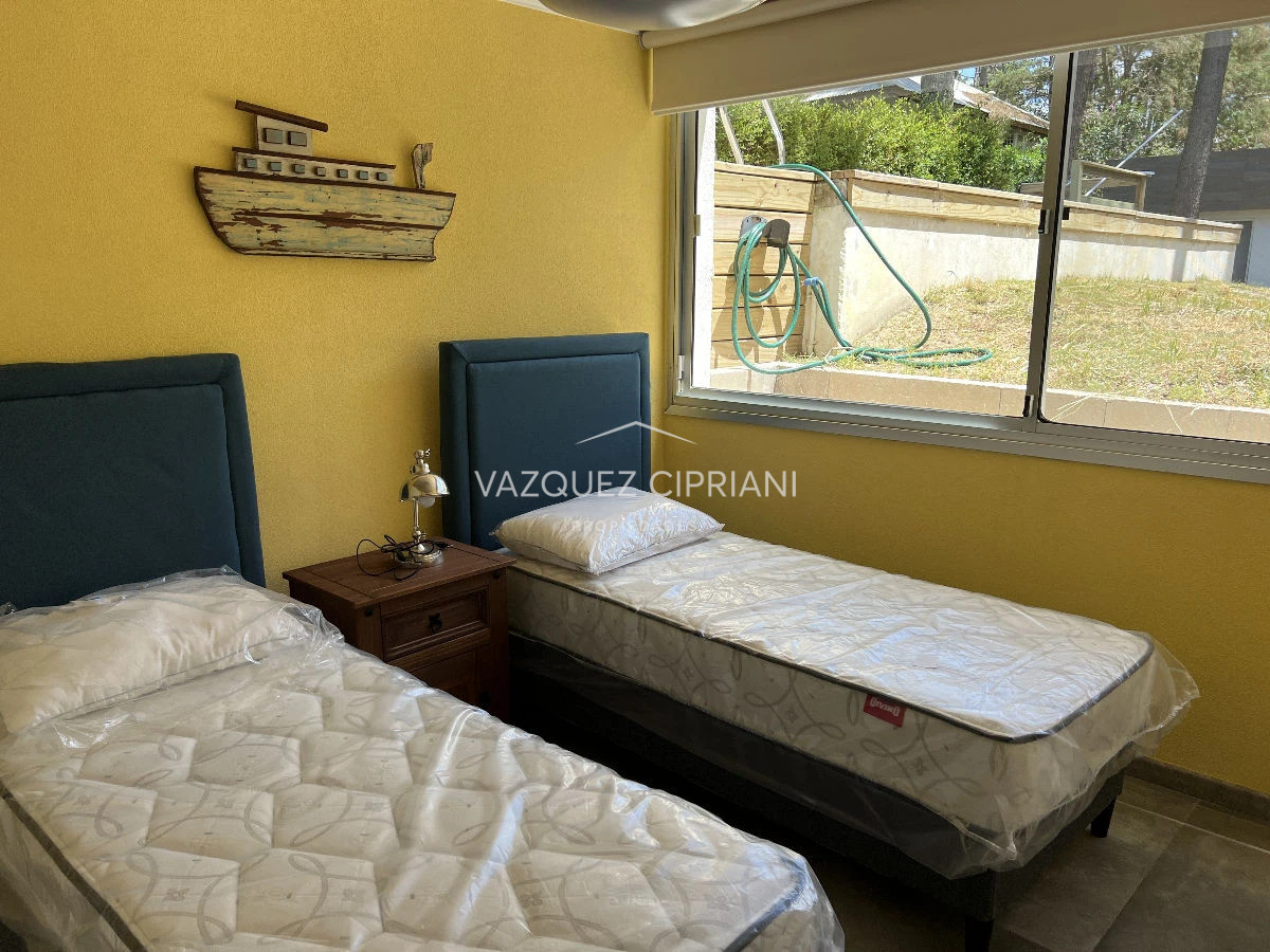 Casa ID.25 - Casa de 4 dormitorios + servicio en Montoya, La Barra en venta