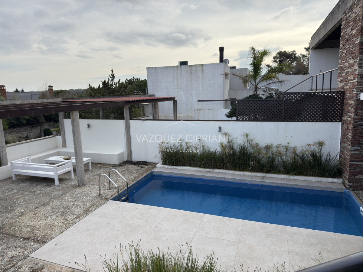 Casa ID.72 - Importante casa de 4 dormitorios en suite + Servicio en Alquiler de Verano en La Barra