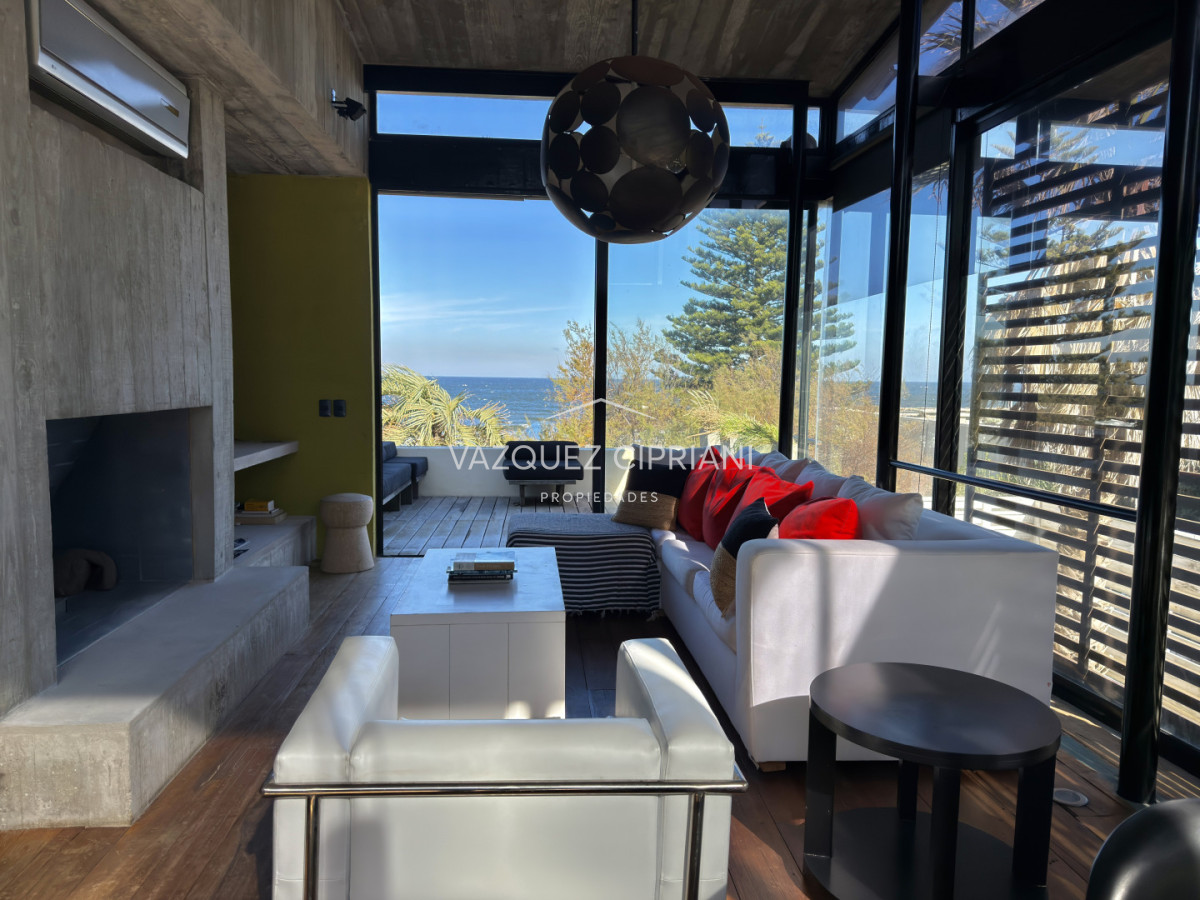 Casa ID.41 - Importante casa en La Barra de ruta al mar 3 suites + servicio en Venta
