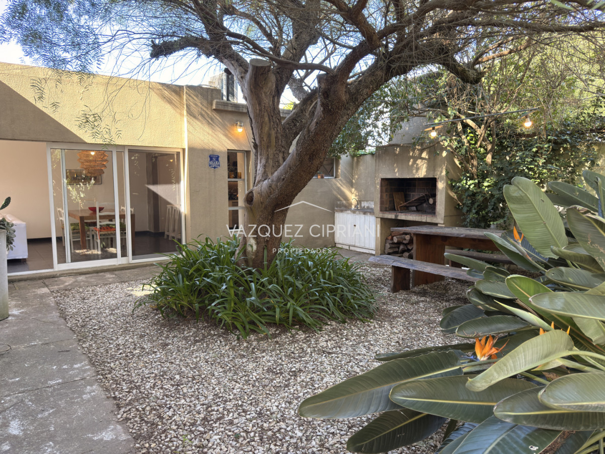 Casa ID.40 - Casa de 3 dormitorios + servicio en Manantiales a la Venta