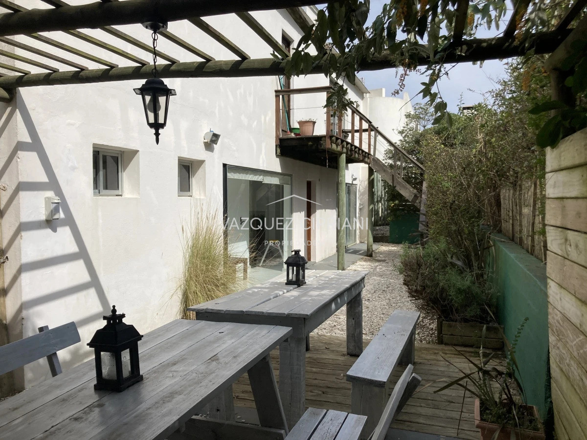 Casa ID.26 - En venta casa de 6 dormitorios en Montoya, La Barra