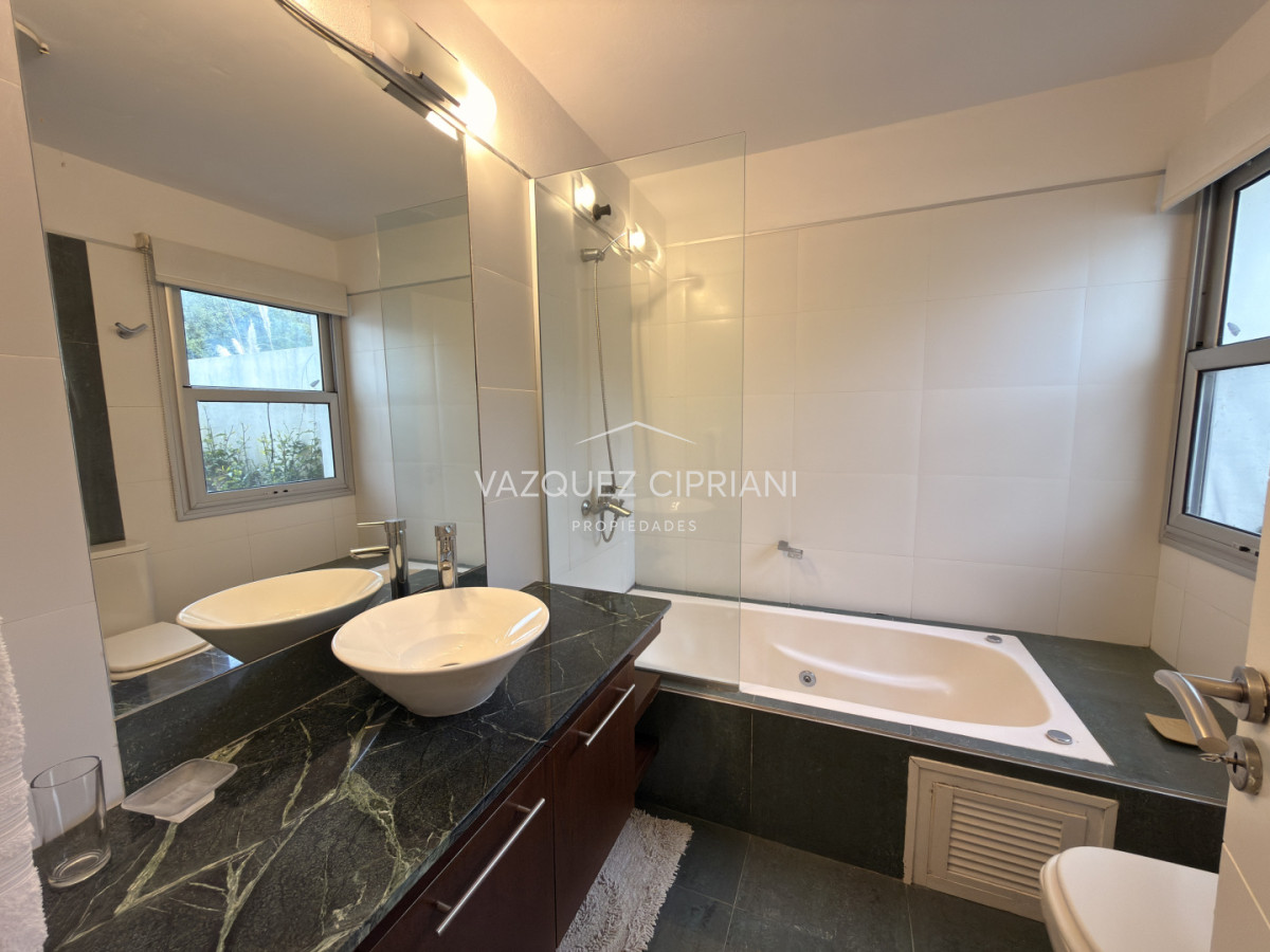 Casa ID.72 - Importante casa de 4 dormitorios en suite + Servicio en Alquiler de Verano en La Barra