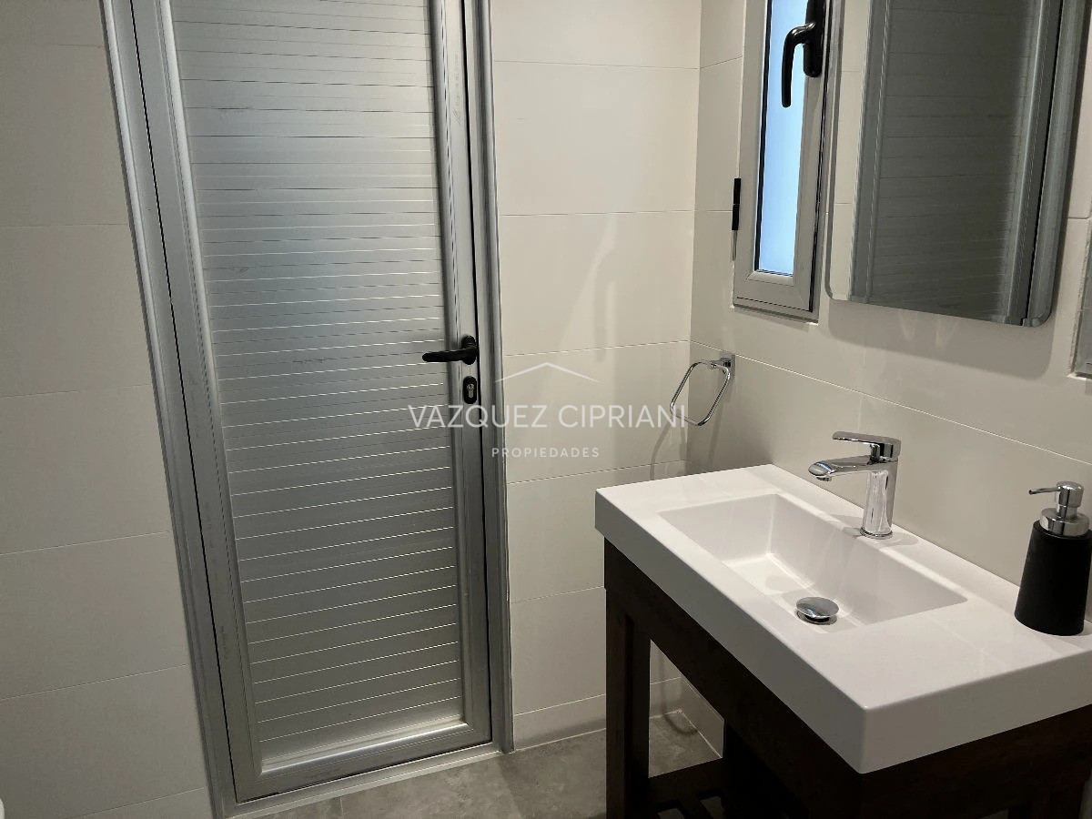 Casa ID.25 - Casa de 4 dormitorios + servicio en Montoya, La Barra en venta