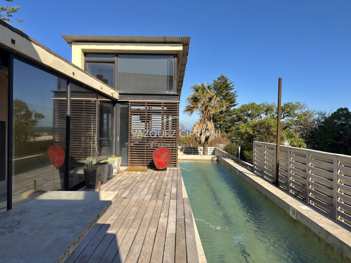 Casa ID.41 - Importante casa en La Barra de ruta al mar 3 suites + servicio en Venta
