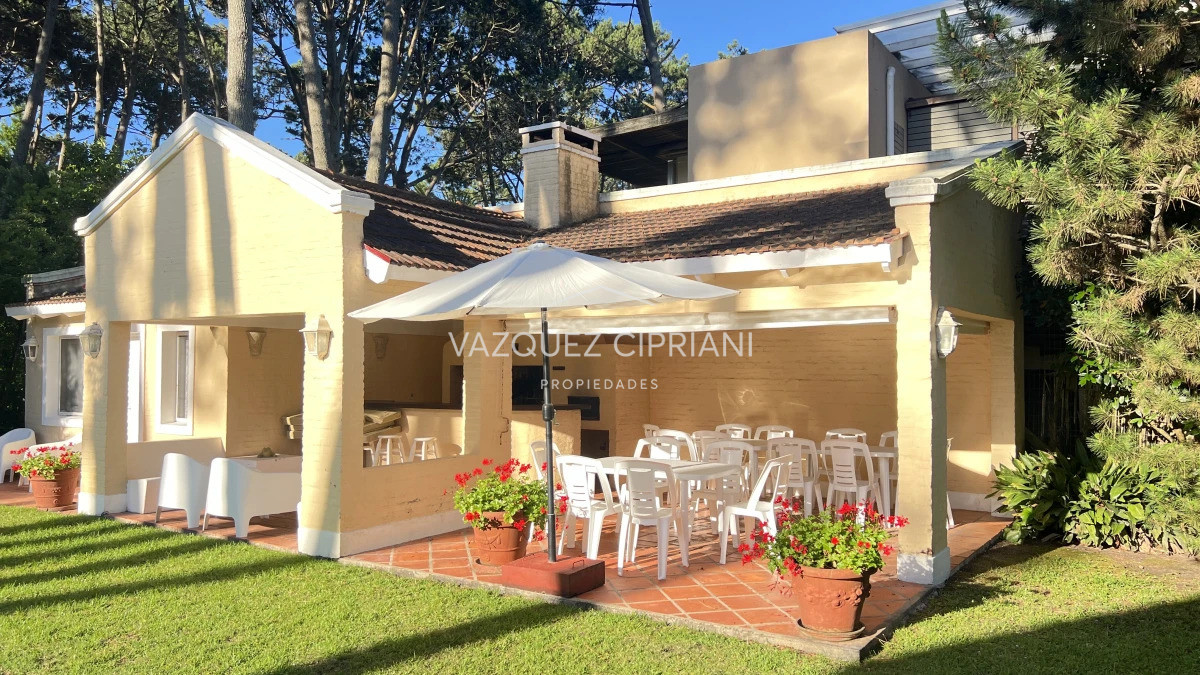 Casa ID.42 - Amplia casa de 4 dormitorios + servicio con Piscina en Montoya en Venta