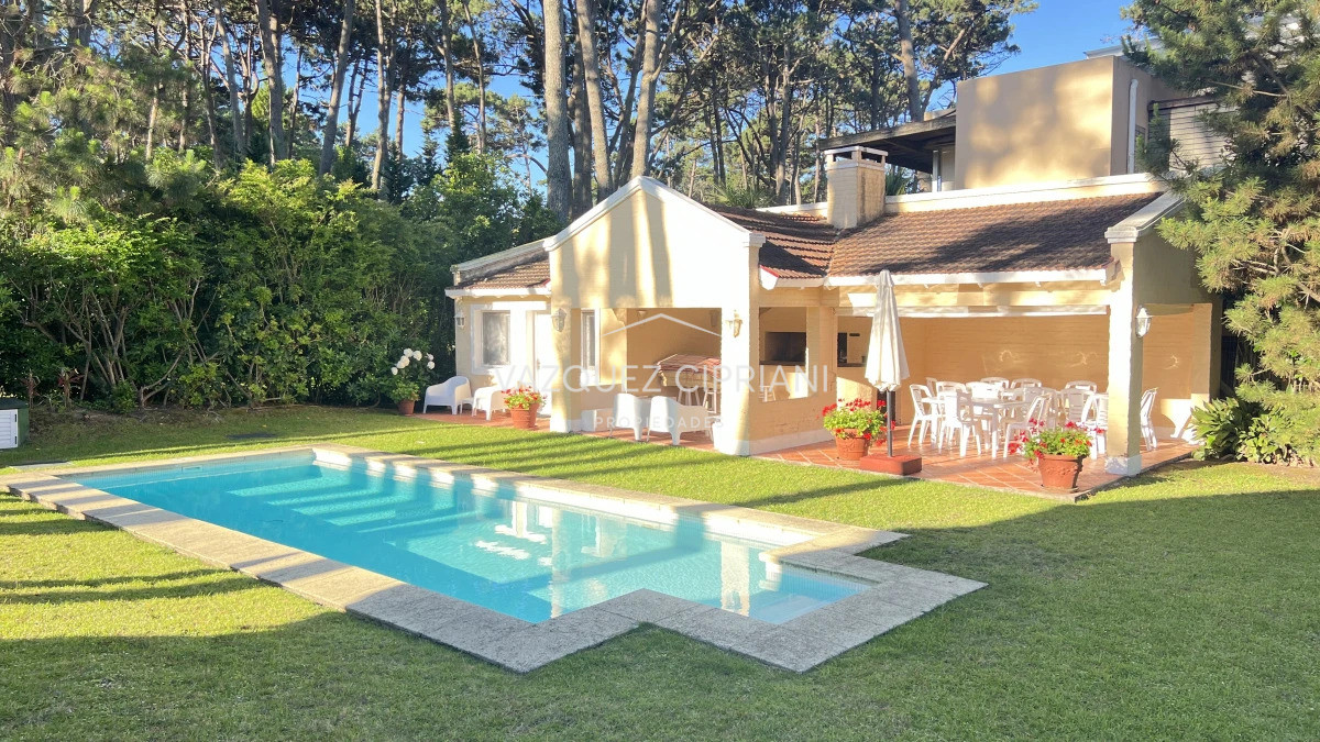 Casa ID.42 - Amplia casa de 4 dormitorios + servicio con Piscina en Montoya en Venta