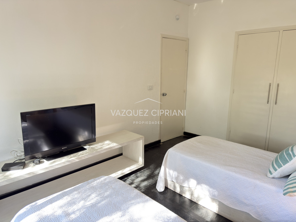 Casa ID.40 - Casa de 3 dormitorios + servicio en Manantiales a la Venta
