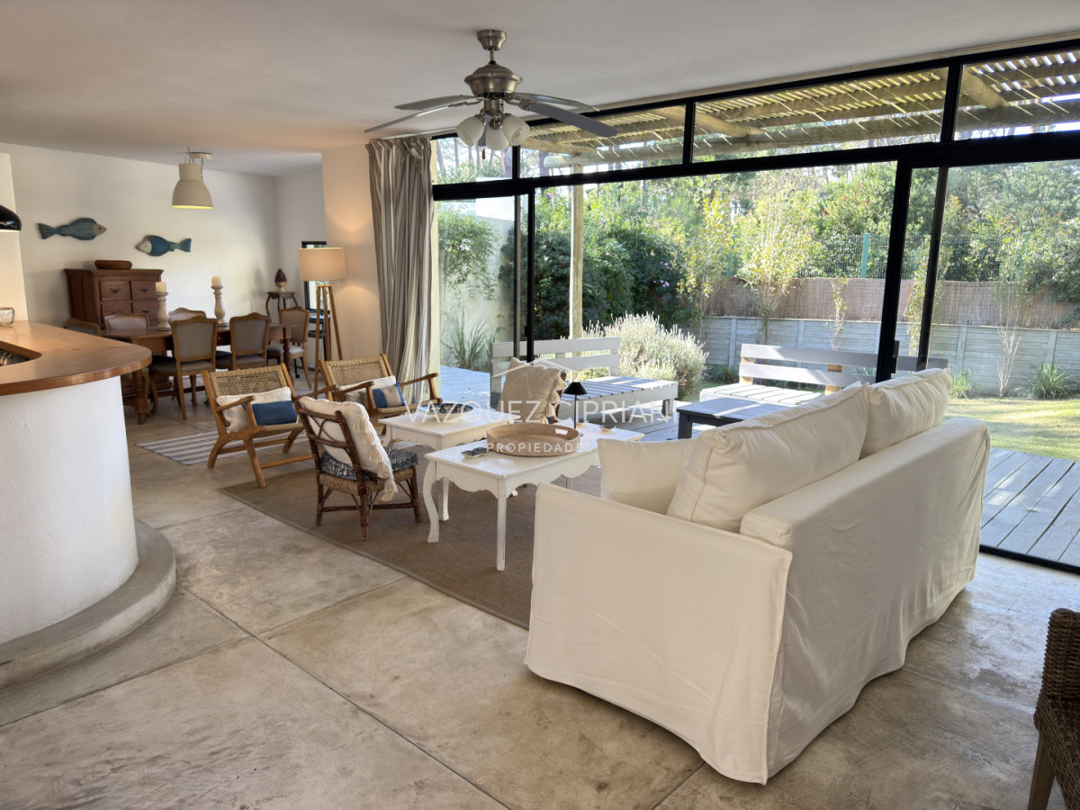 Casa ID.3 - En Venta casa de 4 dormitorios + servicio en Montoya, La Barra