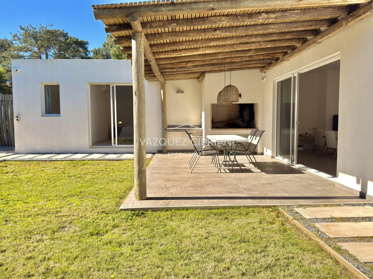 Casa ID.10 - Hermosa Casa de 3 Dormitorios y 2 baños en La Barra 