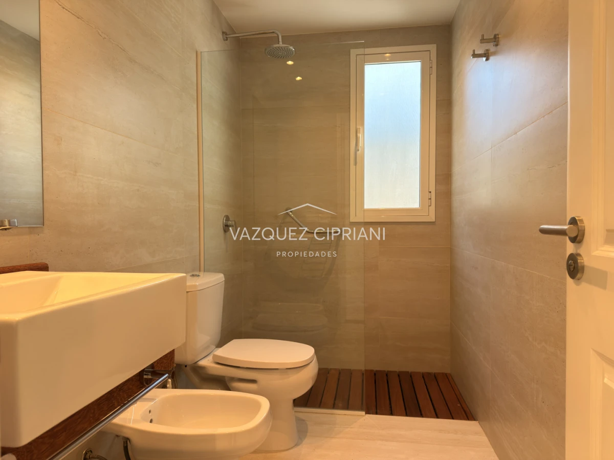 Casa ID.10 - Hermosa Casa de 3 Dormitorios y 2 baños en La Barra 
