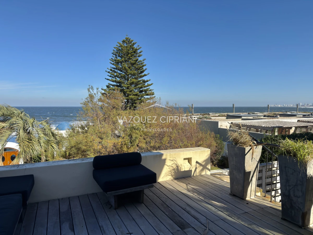 Casa ID.41 - Importante casa en La Barra de ruta al mar 3 suites + servicio en Venta