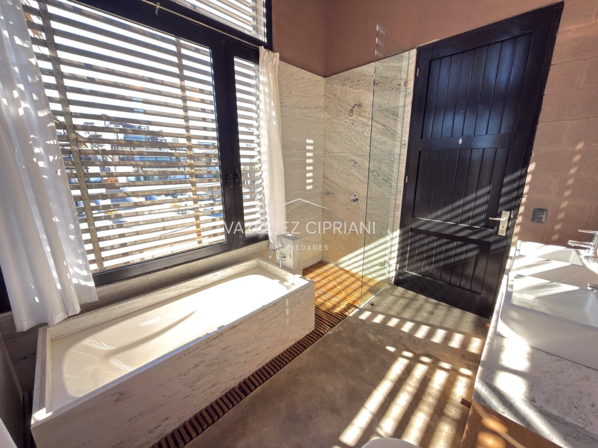 Casa ID.41 - Importante casa en La Barra de ruta al mar 3 suites + servicio en Venta
