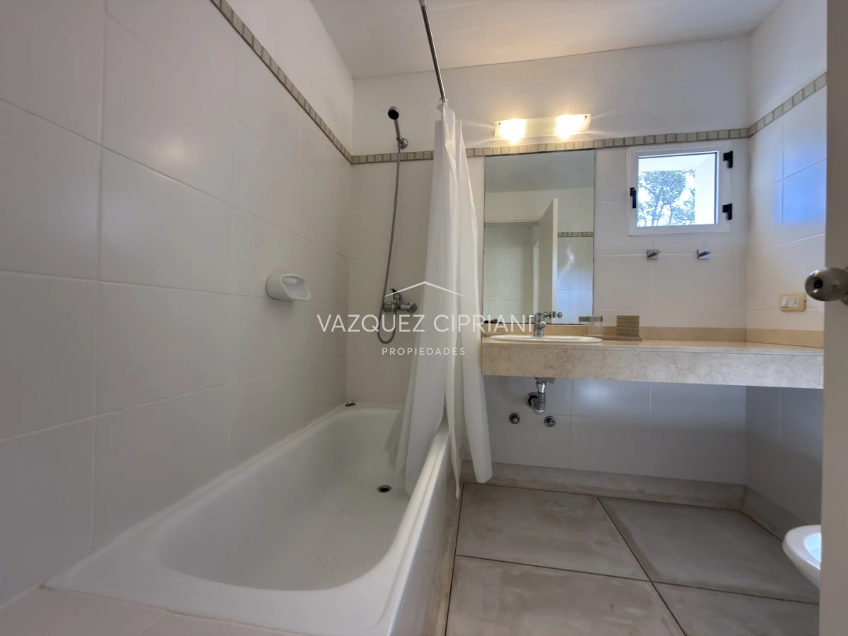 Casa ID.6 - Gran casa en Laguna Blanca de 5 dormitorios + servicio