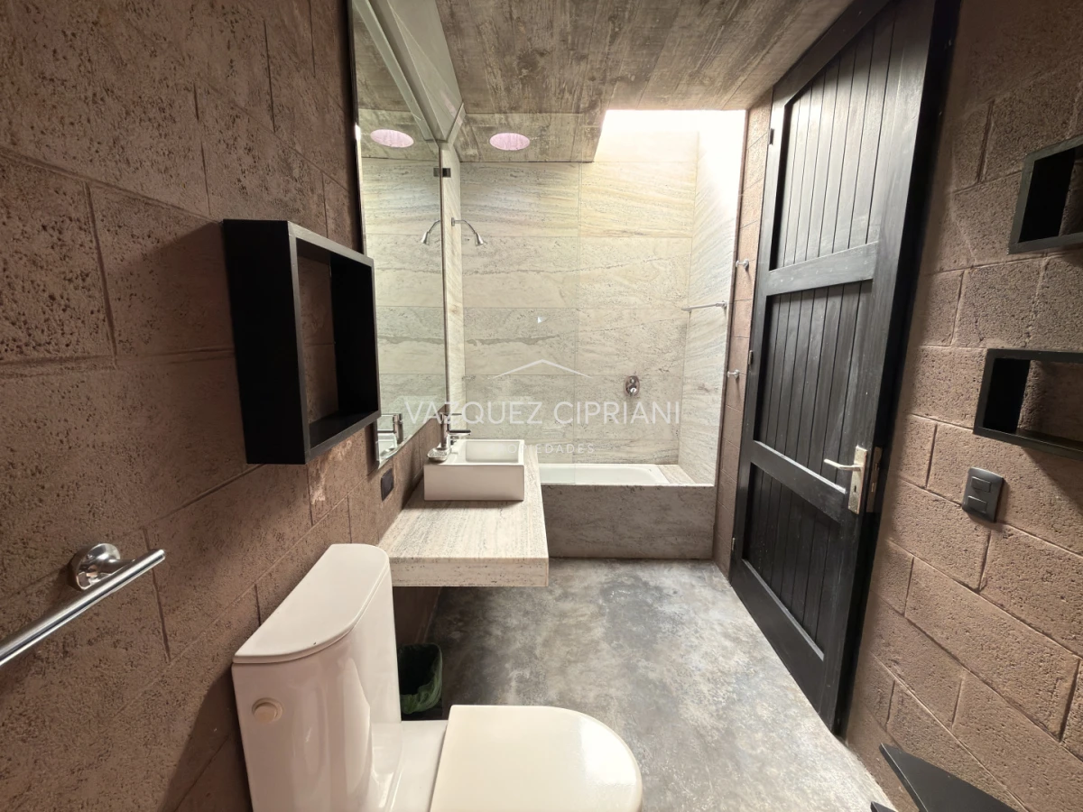 Casa ID.41 - Importante casa en La Barra de ruta al mar 3 suites + servicio en Venta