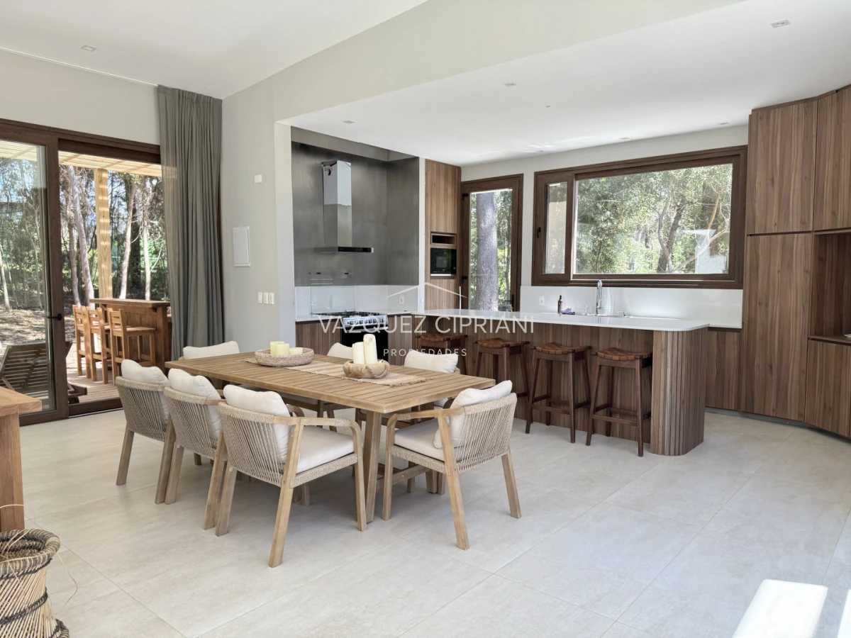 Casa ID.8 - Increíble Casa de 4 Dormitorios en Suite y Servicio En Venta en Barrio Privado Reserva Montoya, La Barra