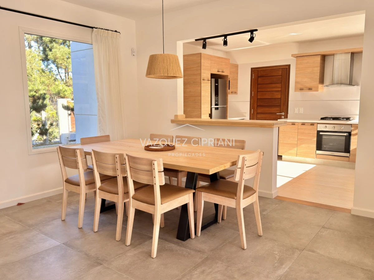 Casa ID.10 - Hermosa Casa de 3 Dormitorios y 2 baños en La Barra 