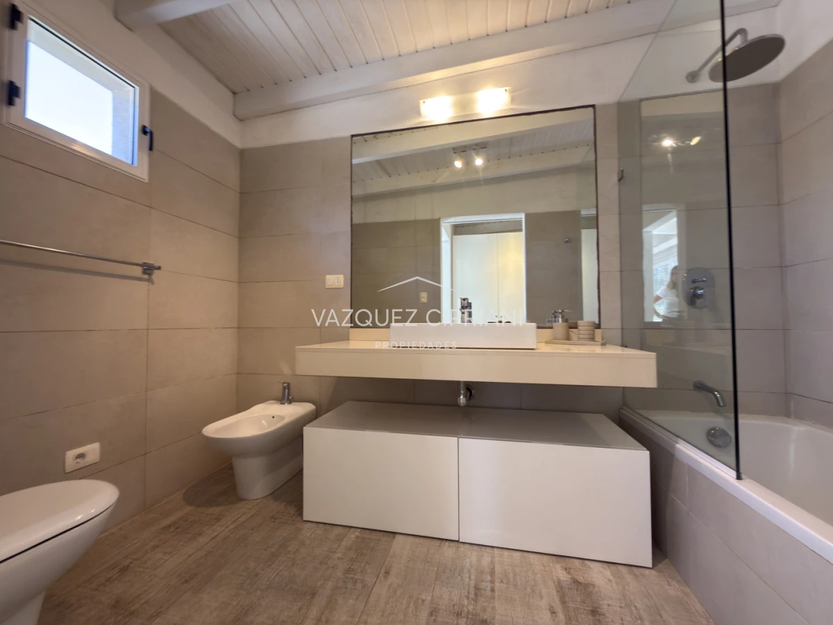 Casa ID.6 - Gran casa en Laguna Blanca de 5 dormitorios + servicio