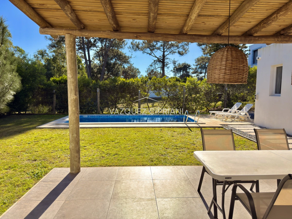 Casa ID.10 - Hermosa Casa de 3 Dormitorios y 2 baños en La Barra 
