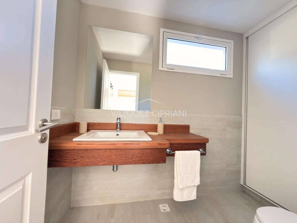 Casa ID.10 - Hermosa Casa de 3 Dormitorios y 2 baños en La Barra 
