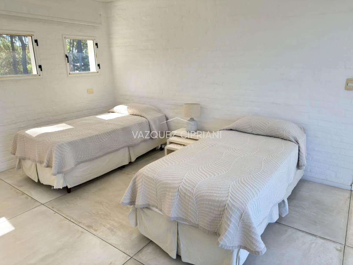 Casa ID.6 - Gran casa en Laguna Blanca de 5 dormitorios + servicio