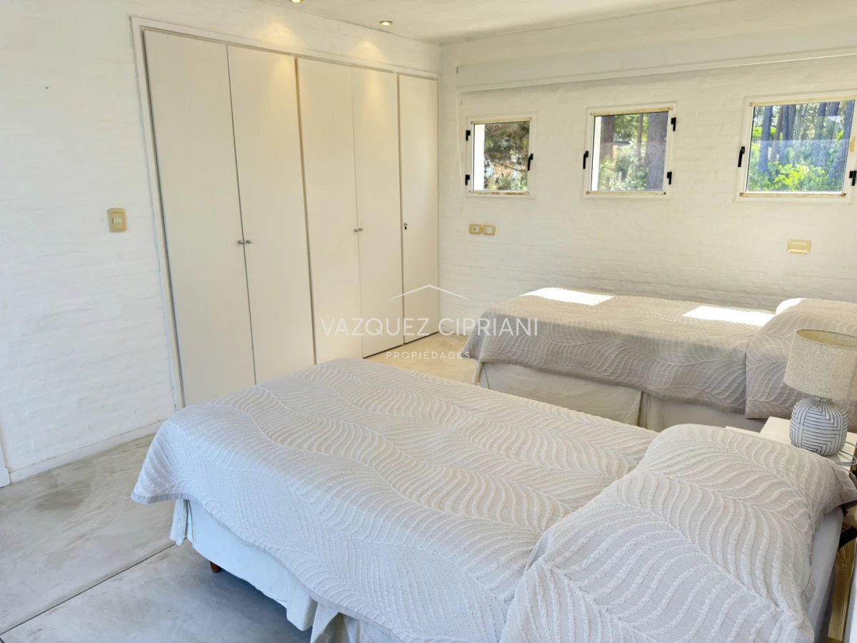 Casa ID.6 - Gran casa en Laguna Blanca de 5 dormitorios + servicio