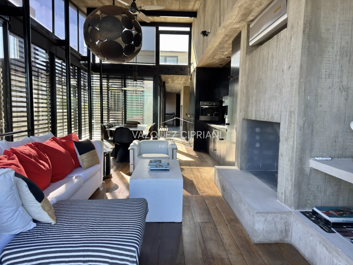 Casa ID.41 - Importante casa en La Barra de ruta al mar 3 suites + servicio en Venta