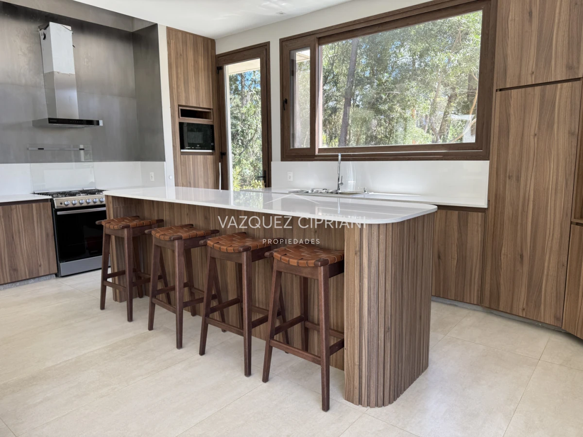 Casa ID.8 - Increíble Casa de 4 Dormitorios en Suite y Servicio En Venta en Barrio Privado Reserva Montoya, La Barra