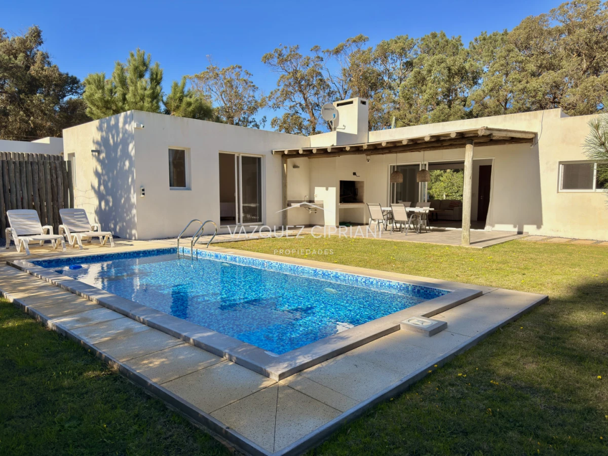 Casa ID.10 - Hermosa Casa de 3 Dormitorios y 2 baños en La Barra 