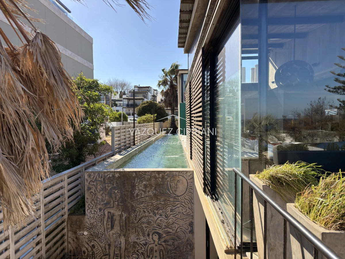 Casa ID.41 - Importante casa en La Barra de ruta al mar 3 suites + servicio en Venta