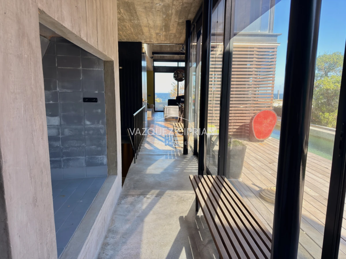 Casa ID.41 - Importante casa en La Barra de ruta al mar 3 suites + servicio en Venta