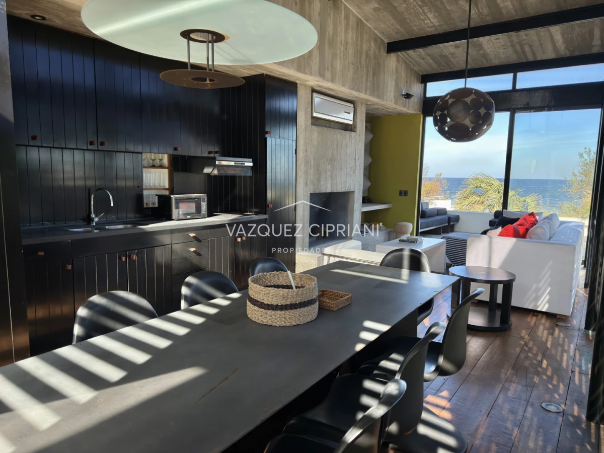 Casa ID.41 - Importante casa en La Barra de ruta al mar 3 suites + servicio en Venta