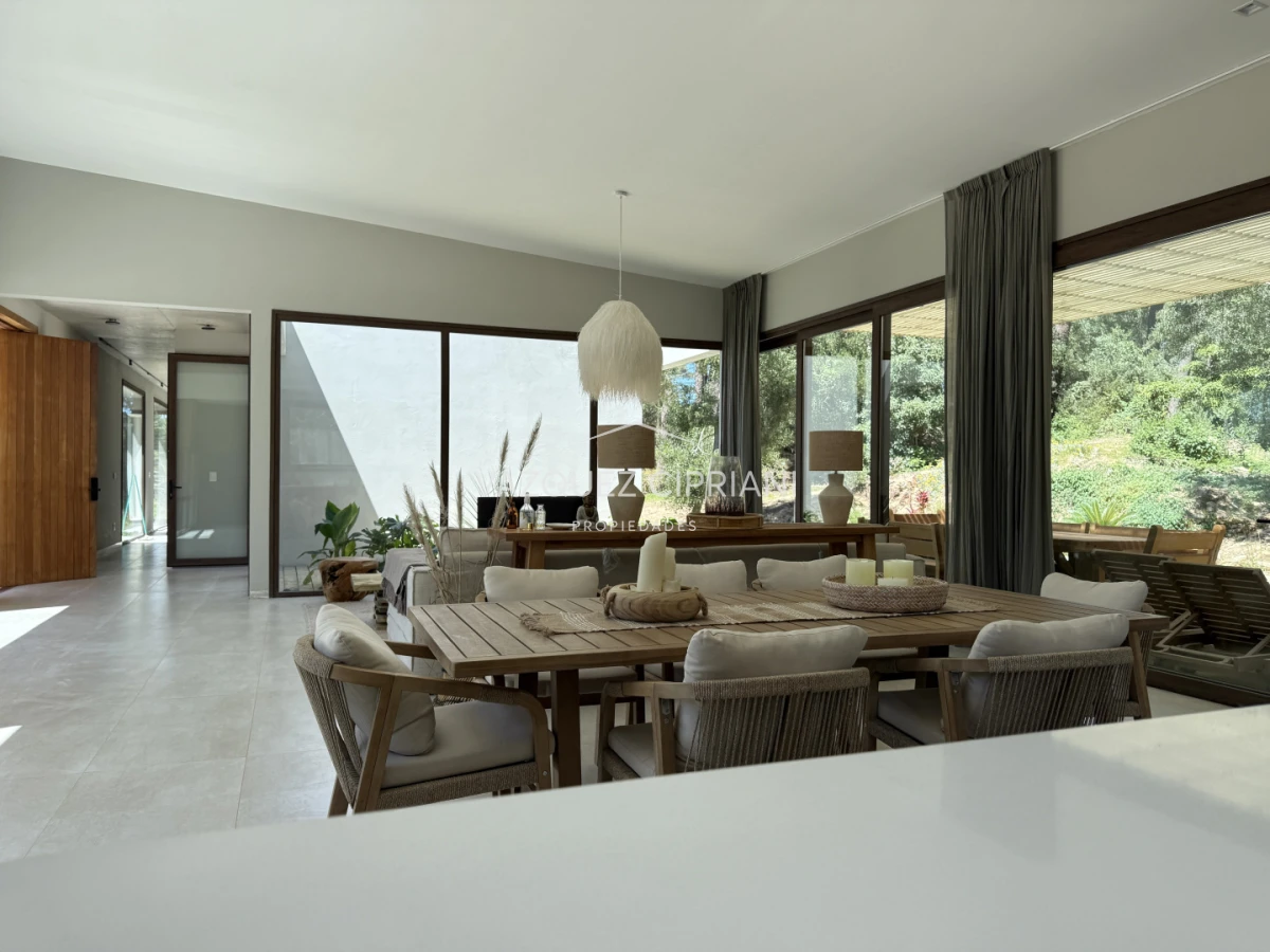Casa ID.8 - Increíble Casa de 4 Dormitorios en Suite y Servicio En Venta en Barrio Privado Reserva Montoya, La Barra