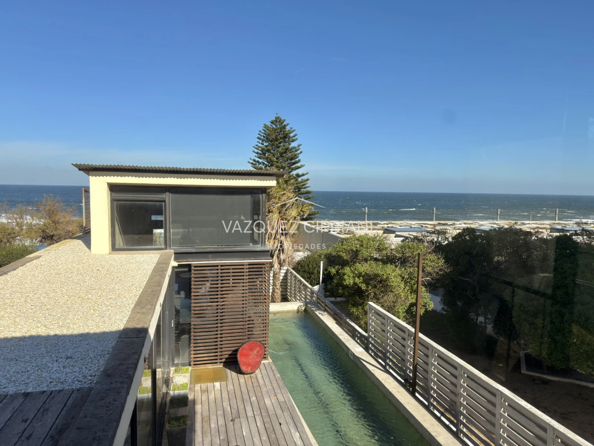 Casa ID.41 - Importante casa en La Barra de ruta al mar 3 suites + servicio en Venta