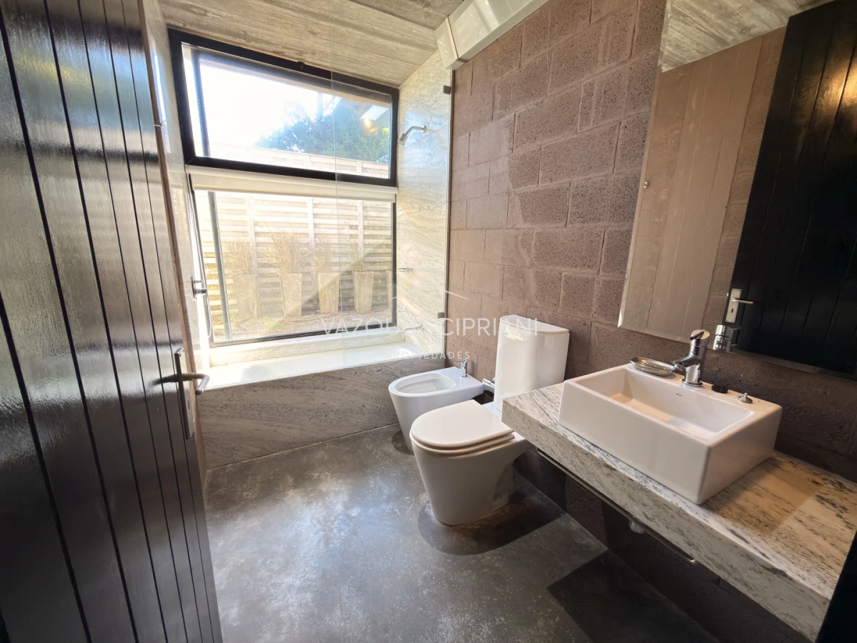 Casa ID.41 - Importante casa en La Barra de ruta al mar 3 suites + servicio en Venta