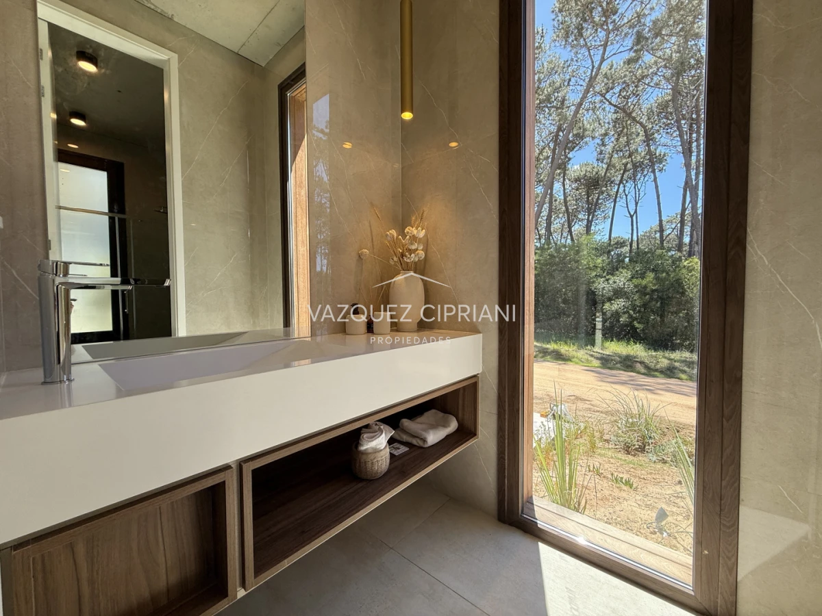 Casa ID.8 - Increíble Casa de 4 Dormitorios en Suite y Servicio En Venta en Barrio Privado Reserva Montoya, La Barra