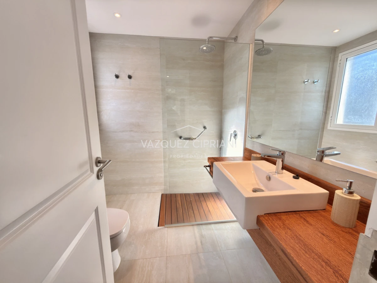 Casa ID.10 - Hermosa Casa de 3 Dormitorios y 2 baños en La Barra 