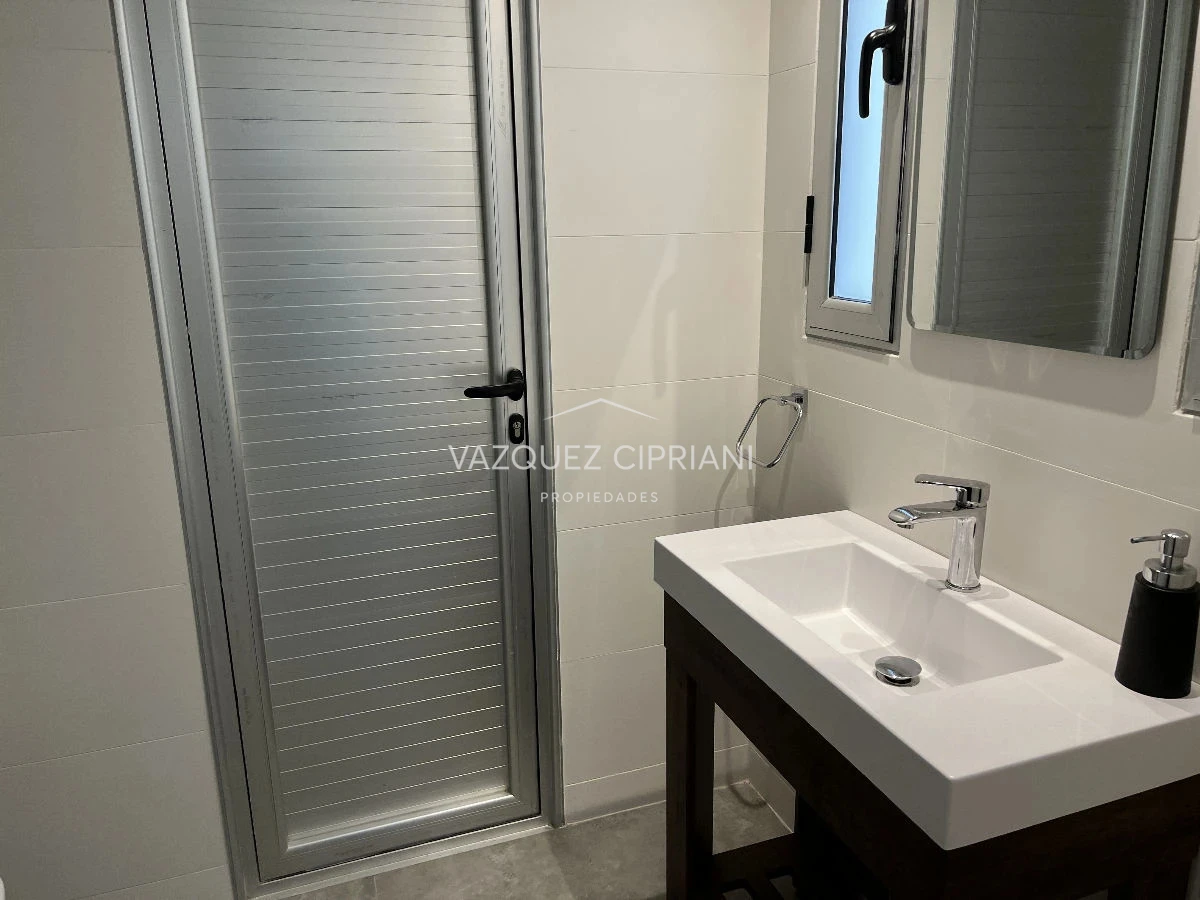 Casa ID.25 - Casa de 4 dormitorios + servicio en Montoya, La Barra en venta