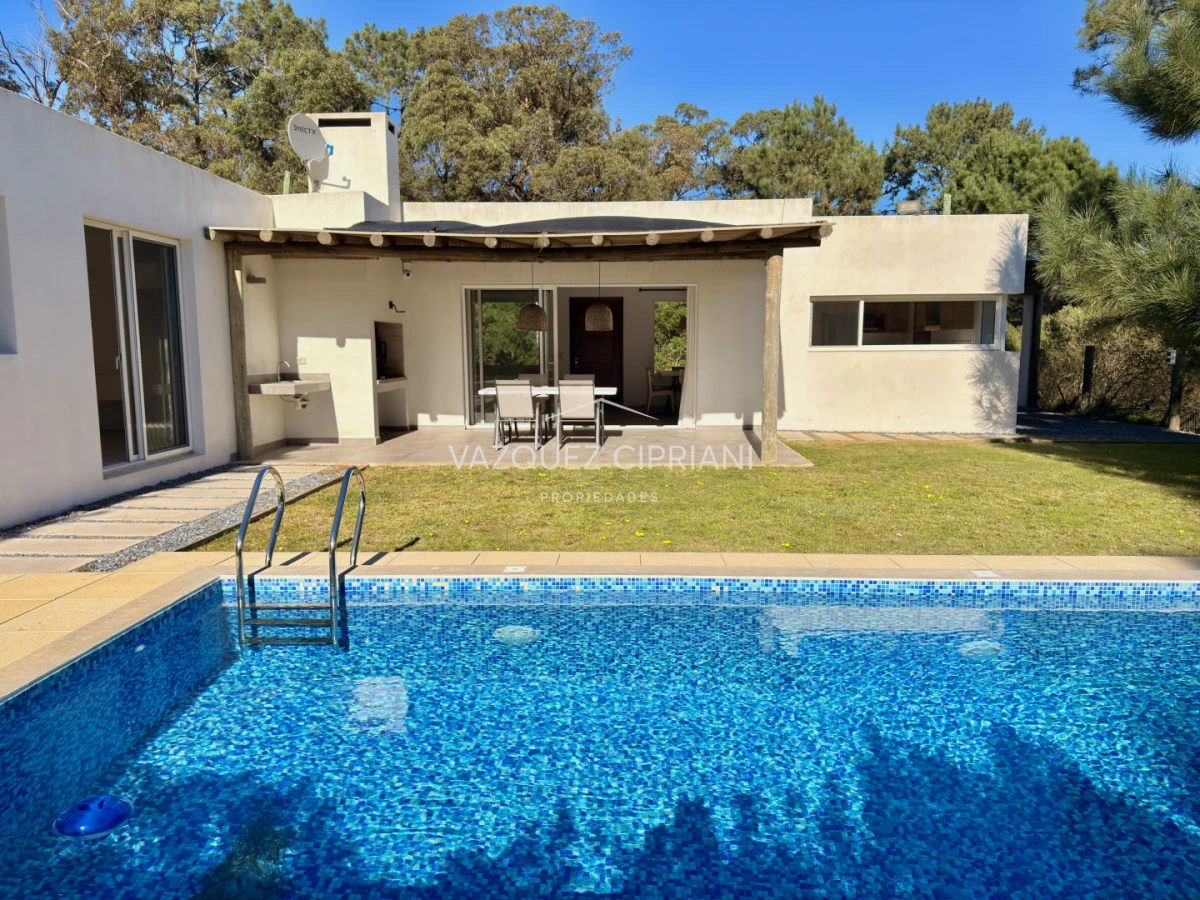Casa ID.10 - Hermosa Casa de 3 Dormitorios y 2 baños en La Barra 