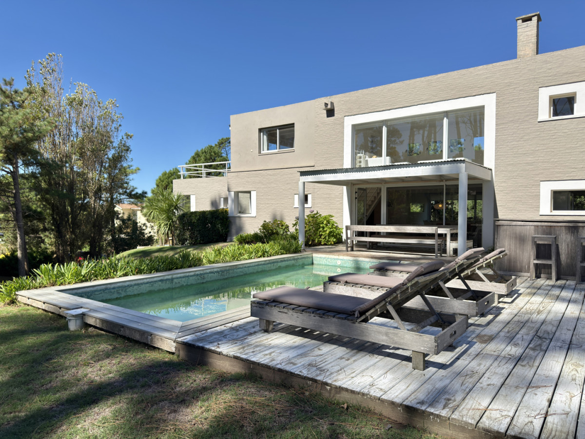 Gran casa en Laguna Blanca de 5 dormitorios + servicio
