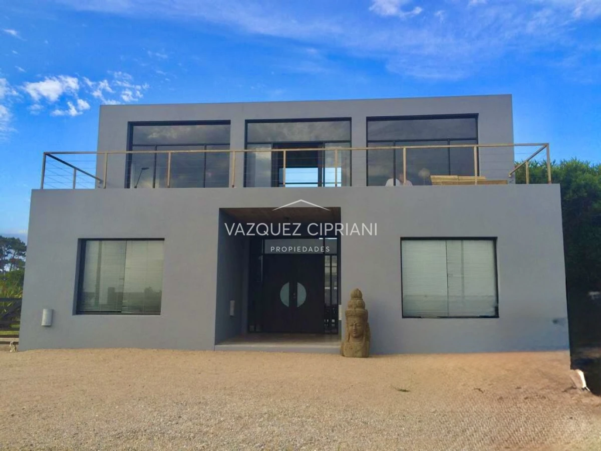 Casa ID.59 - Casa de 3 dormitorios y servicio muy bien ubicada en Manantiales en alquiler de verano