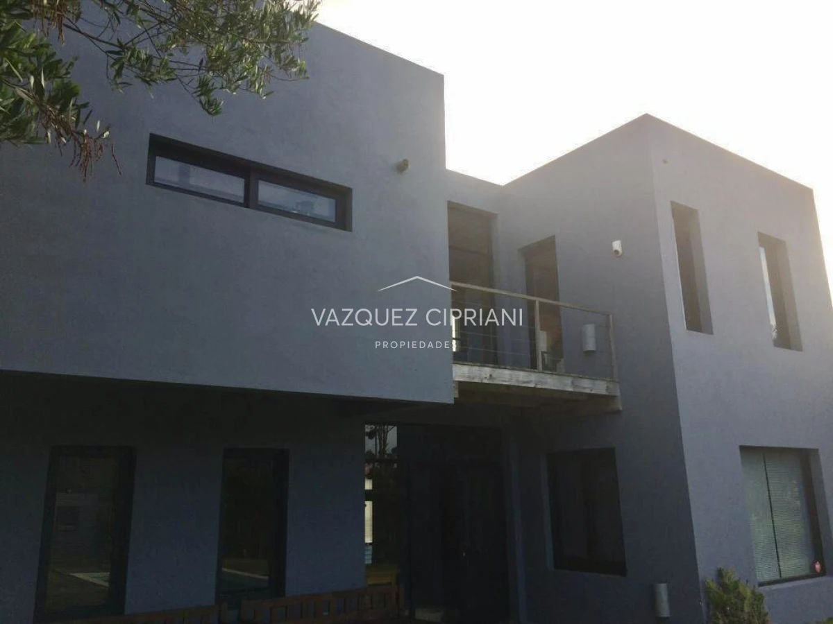 Casa ID.59 - Casa de 3 dormitorios y servicio muy bien ubicada en Manantiales en alquiler de verano