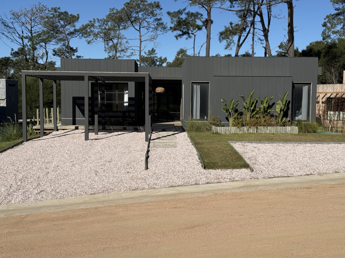 Hermosa casa de 3 dormitorios + servicio en Reserva Montoya en Venta
